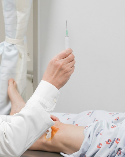 연세사랑병원 고용곤 병원장이 SVF 주사를 보고 있다