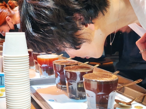 서지연 로스터 커핑하는 모습