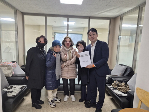 손성익 파주시의회 의원(오른쪽) 3일 운정호수공원 맨발걷기길 개선 1500명 시민서명부 접수