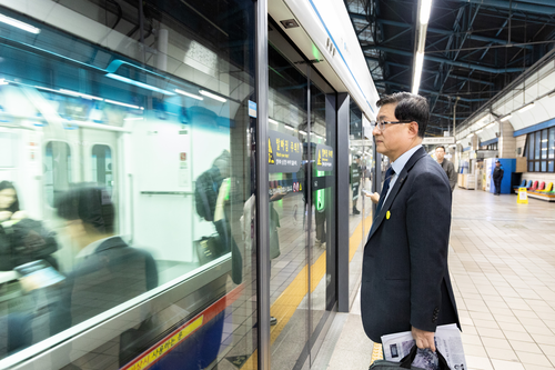 김성환 기후에너지환경부 장관이 6일 아침 서울 노원구 자택에서 정부서울청사까지 지하철을 이용한 출근으로 에너지절약 국민행동에 동참하고 있다.