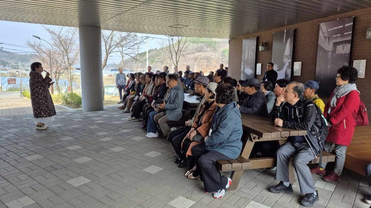 군위초 동창생들 고향에서 재회