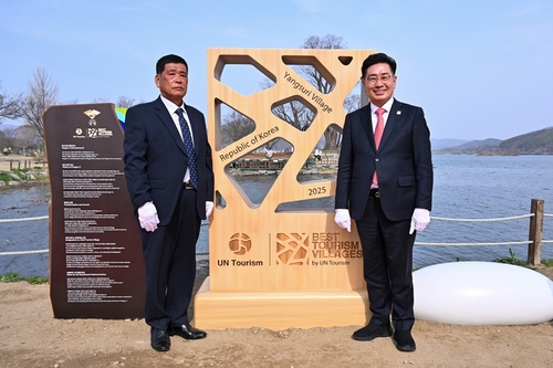 전진선 양평군수-민경환 양수5리 이장(왼쪽)