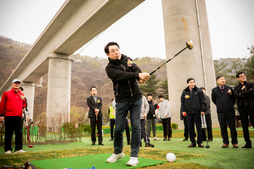 조성대 남양주시의회 의장 6일 화도읍 파크골프장 개장식 시타