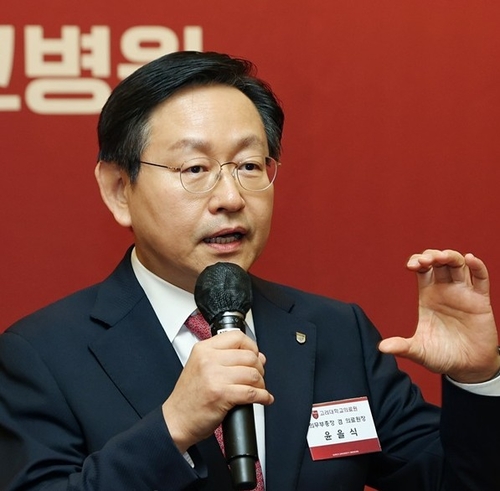 고려대의료원 미래병원 기자간담회에서 윤을식 의무부총장 겸 의료원장이 인사말을 하고있다.