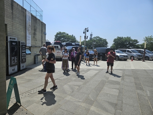 다양한 국적 외국인 김포시 애기봉평화생태공원 방문