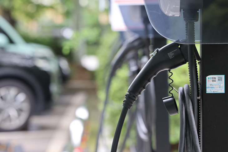 한 아파트 단지 지상 주차장에 전기차 충전시설이 설치돼 있다. 연합뉴스