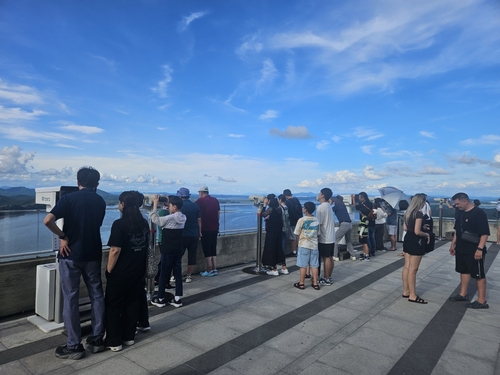 다양한 국적 외국인 김포시 애기봉평화생태공원 방문