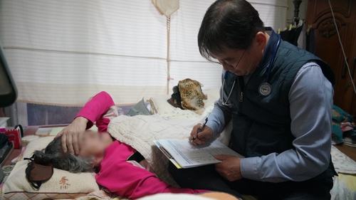 부천시 통합돌봄 재택의료센터 의료진 한 노인 찾아 건강 모니터링 실시