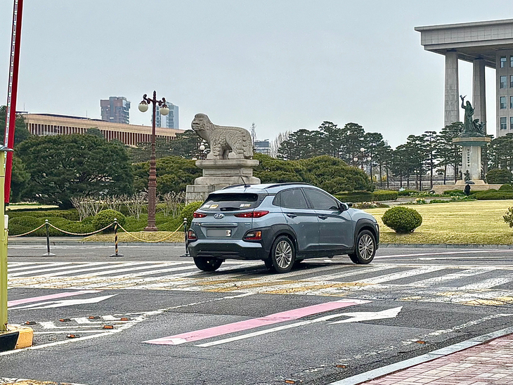 번호판 끝자리가 짝수인 차량이 별다른 제재 없이 국회 경내로 진입하고 있다. 사진=김나현 기자