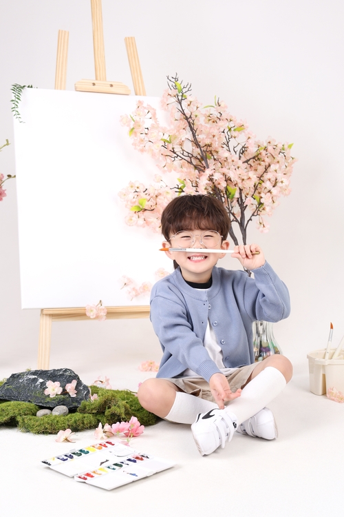 자유로운 상상으로 캔버스를 채우는 김도휘 모델 (사진=플로르방송제작사 키즈)