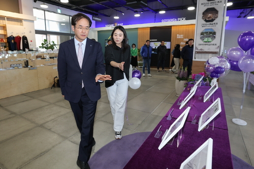 이동환 고양특례시장 'BTS 핸드프린팅 특별전' 방문