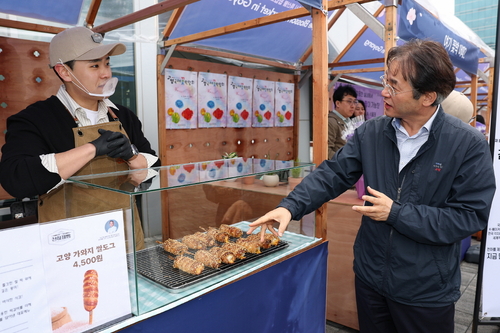 이동환 고양특례시장 10일 고양 특산물 팝업스토어 '가와지쌀도그' 부스 방문