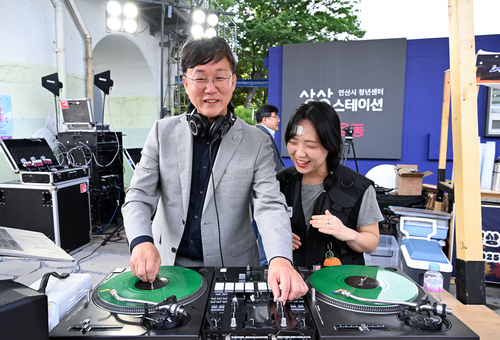 이민근 안산시장(왼쪽) 2025년 6월10일 '청년센터 상상스테이션 개소식' 주재