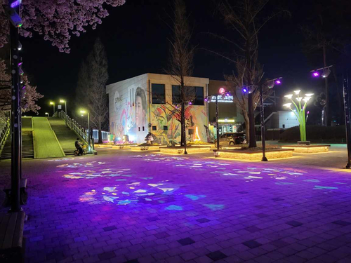 고양관광정보센터 인근 보랏빛 조명