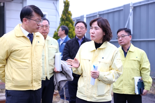 최혜민 광명시장 권한대행(부시장)-김대순 경기도 행정2부지사(왼쪽) 10일 작년 붕괴 사고 발생한 신안산선 5-2공구 공사 현장 점검