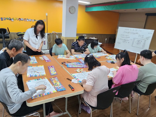 시흥시 찾아가는 장애인 평생학습 프로그램 '와우 미술로 즐겨보는 뻔뻔(Fun Fun)한 행복' 수업 현장