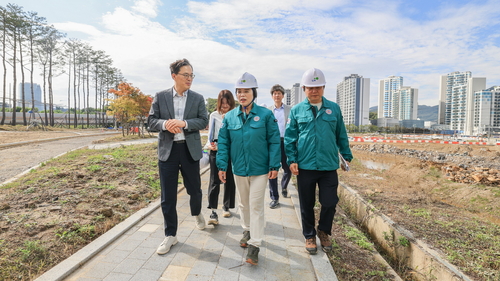 신계용 과천시장 지식정보타운 내 공원-하천 조성 공사 현장 점검