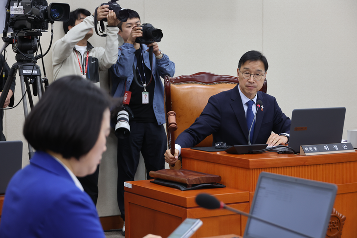 국회에서 열린 기후위기특별위원회 전체회의에서 위성곤 위윈장이 공론화위원회의 기후위기 대응 방안에 대한 공론화 결과 보고의 건을 상정하고 있