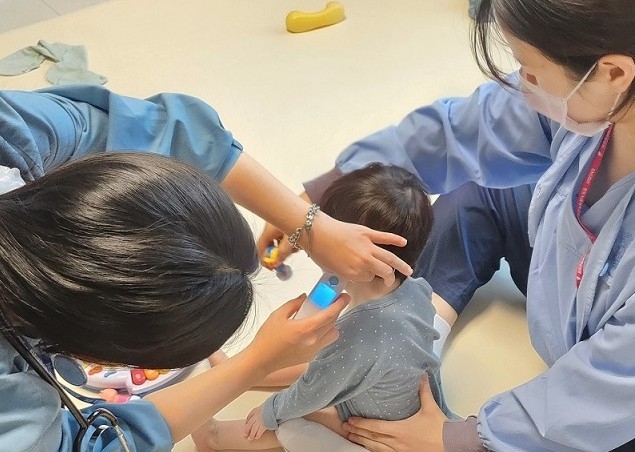 [사진1] 분당서울대병원 재택의료팀이 중증 소아환자 가정을 방문하여 재택의료 서비스를 제공하고 있다