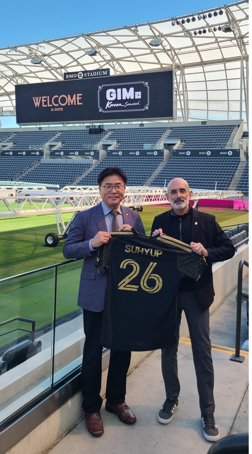 이승룡 수협중앙회 경제사업 부대표와 래리 프리드먼 LAFC 공동대표는 14일(현지 시각) 미국 캘리포니아주 LAFC 홈구장인 BMO 스타디움에서 공식 파트너십