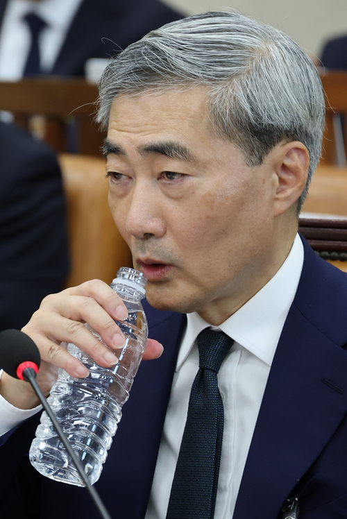 물 마시는 신현송 후보자