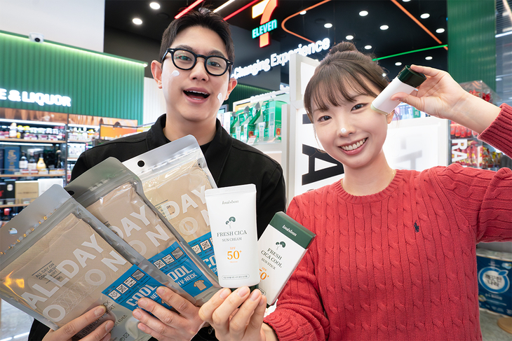 모델들이 편의점 세븐일레븐에서 판매하는 하절기용 선케어 제품과 냉감의류들을 소개하고 있다. 사진=코리아세븐
