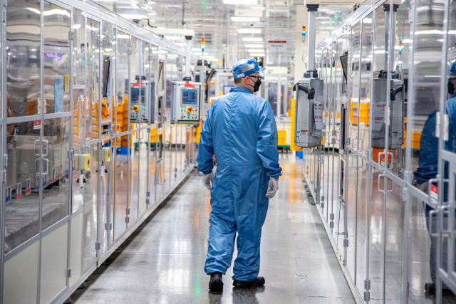 LG에너지솔루션 미시간 홀랜드 공장에서 직원이 배터리 생산 공정을 살펴보고 있다.