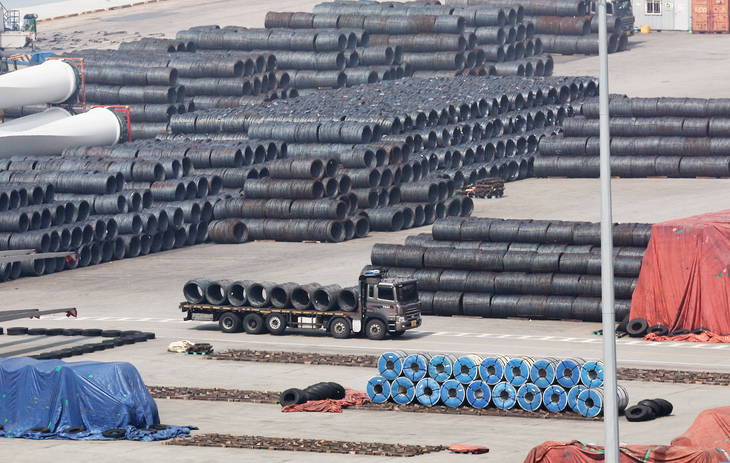 평택항에 쌓여있는 철강 제품