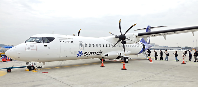 올해 3월 30일 서울 김포국제공항 국내선 에어 사이드에서 사천공항으로 떠나는 승객들이 섬에어의 첫 상업 비행편(ATR 72-600, HL5264)에 오르는 모습. 사진