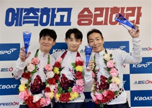 2026 스피드온배 대상경정 입상 선수(왼쪽부터 3위 김도휘, 1위 박원규, 2위 김민준)