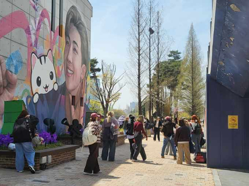 외국인 단체 관광객 고양관광정보센터 BTS 특별전 방문