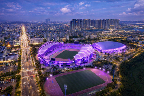 고양특례시 BTS월드투어 공연 전 보라색 조명 점등한 고양종합운동장