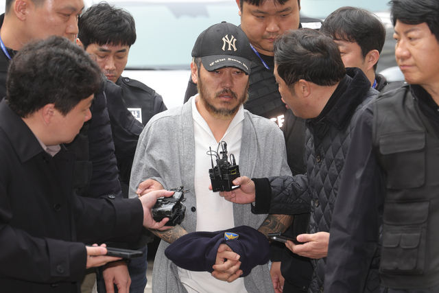 '텔레그램 마약왕' 박왕열이 3월 27일 오전 경기도 의정부시 가능동 의정부지방법원에서 구속 전 피의자 심문을 위해 법정으로 이동하고 있다. [사진