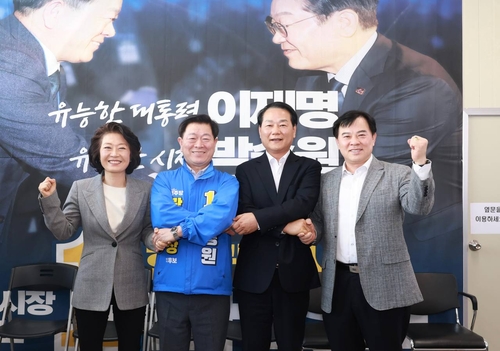 박승원 더불어민주당 광명시장 후보(왼쪽 두번째) 18일 예비 경선에서 경쟁했던 김영준-안성환-양이원영 후보 간담회 갖고 원팀 선언