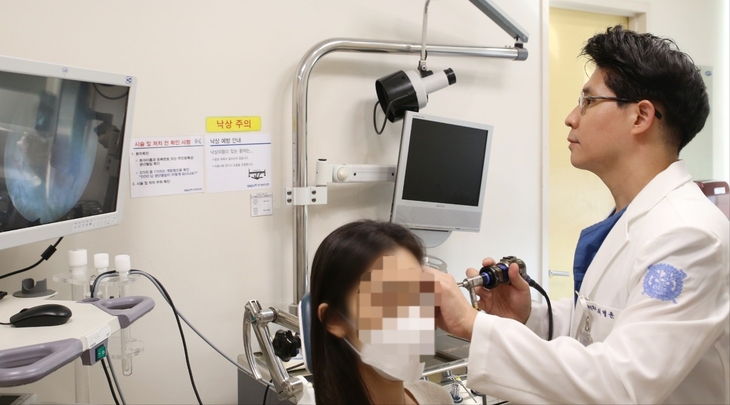 경기도의 한 대학병원에서 이비인후과 교수가 난청 의심환자의 귀 상태를 점검하고 있다. 사진=분당서울대병원