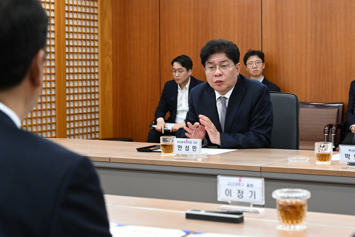 국민의힘 영도구청장에 출마한 안성민 시의장은 20일 부산시청에서 고신대학교와 '제2 하하 캠퍼스' 조성 협약식에 참석했다.