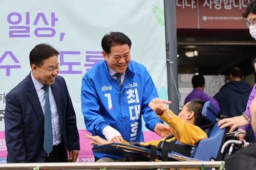 최대호 더불어민주당 안양시장 후보 20일 장애인의날 맞아 한 장애인과 대화