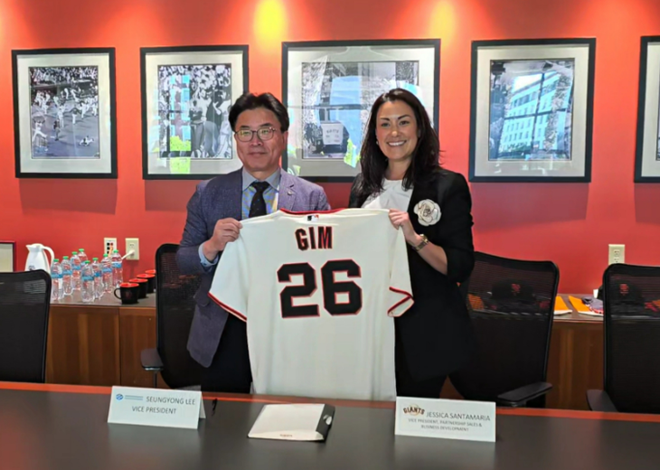 이승룡 수협중앙회 경제사업 부대표(사진 왼쪽부터)와 제시카 산타마리아 샌프란시스코 자이언츠 구단 부대표는 지난 17일(미국 현지시각) 샌프란시스