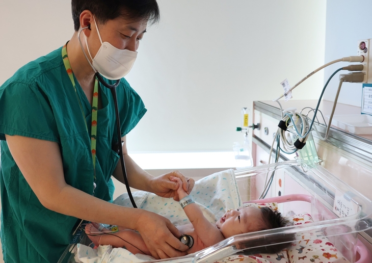 [사진1] 서울아산병원은 선천성 폐기형으로 폐가 2배 부푼 신생아 한결이(남)를 에크모 보조 하에 수술하는 데 성공했다. 사진은 지난 3월 이병섭 서울