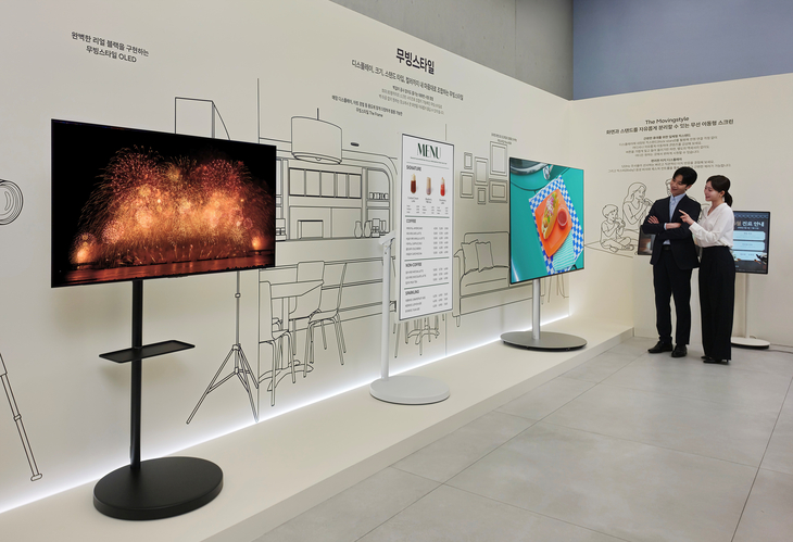 삼성전자 모델이 최대 85형까지 확대된 2026년형 '무빙스타일' 라인업을 살펴보고 있다.