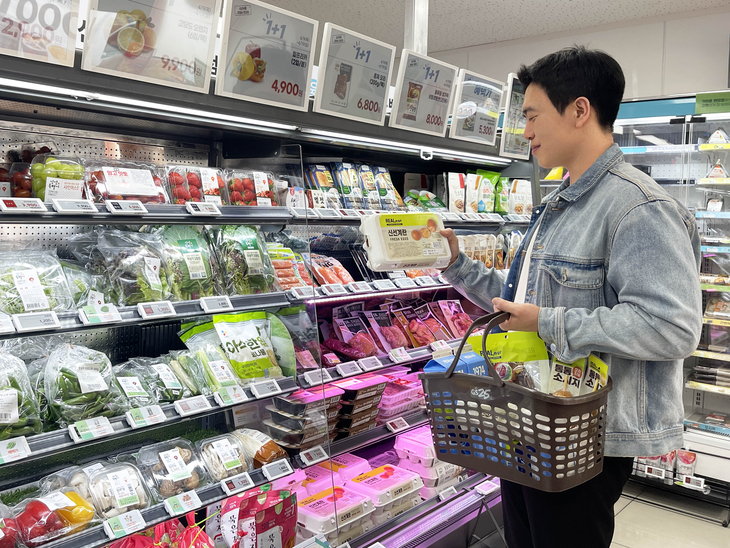 고객이 GS25의 자체 브랜드(PB) '리얼프라이스' 상품을 고르고 있다. 사진=GS리테일