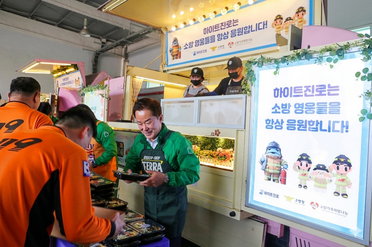 하이트진로 장인섭 대표가 21일 대구 중앙119구조본부에서 열린 '감사의 간식차' 행사에 참석한 가운데, 소방공무원들에게 간식을 배식하고 있다.