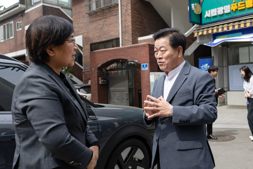 박승원 더불어민주당 광명시장 후보(오른쪽) 21일 정은경 보건복지부 장관 만남