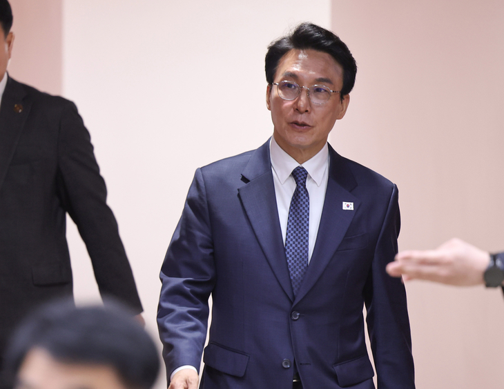 비상경제본부회의 입장하는 김민석 국무총리