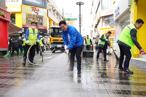 최대호 더불어민주당 안양시장 후보 21일 안양1번가 일대 물청소 동참