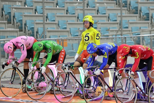 경주 시작 앞둔 정종진 경륜선수(노란색 유니폼)