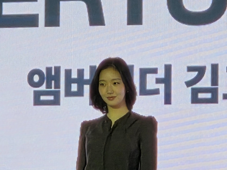 네스프레소 앰버서더 배우 김고은 씨가 포즈를 취하고 있다.