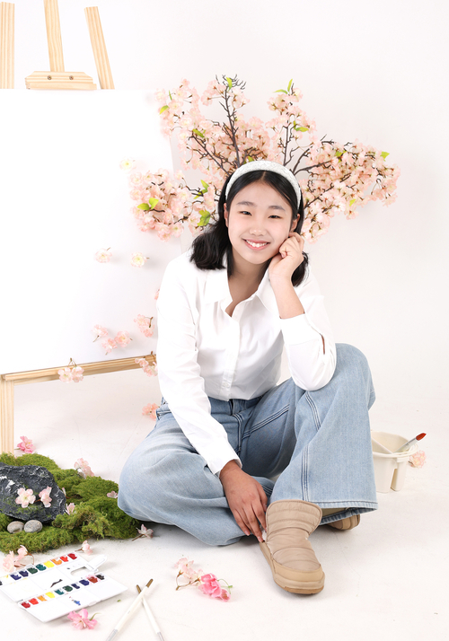 부드러운 봄 컬러와 함께 싱그러운 매력을 선보인 박정윤 모델 / 플로르방송제작사 키즈 제공