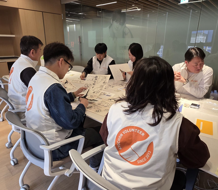 교촌 판교 사옥에서 '바르고 봉사단' 소속 임직원들이 점자촉각 키트를 제작하고 있다.