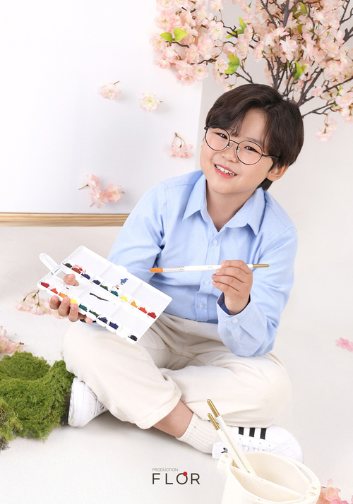 화사한 봄을 그려가고 있는 박하율 모델 / 플로르방송제작사 키즈